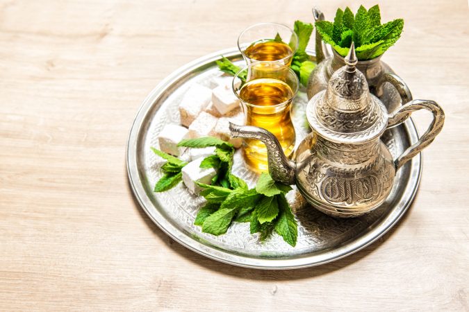 Faire du thé à la menthe marocain